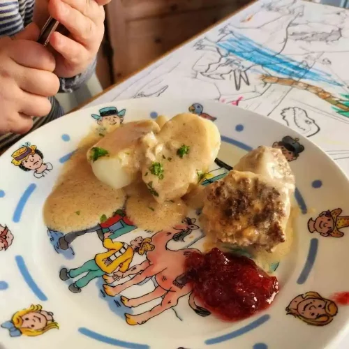kjottbullar av medisterdeig av økologisk elvegris frilandsgris barnevennlig middag enkel middag